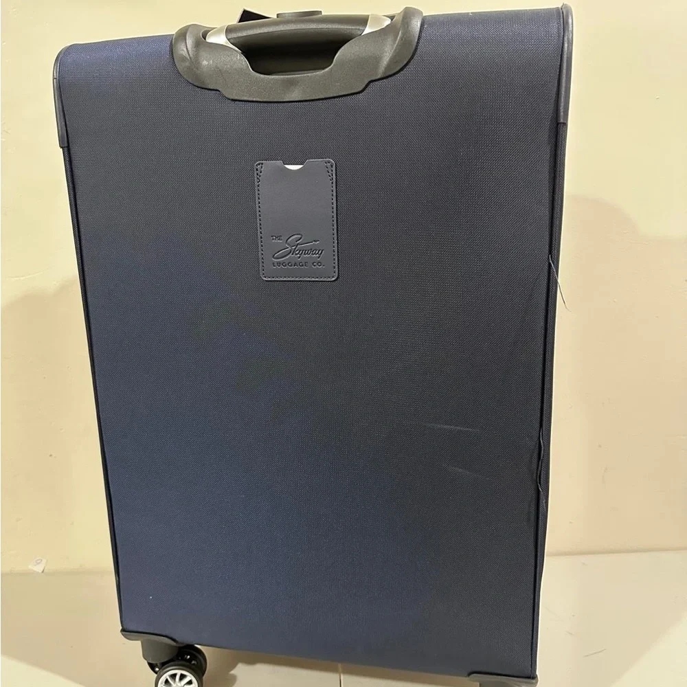 Skyway Navy Blue Spinner Suitcase